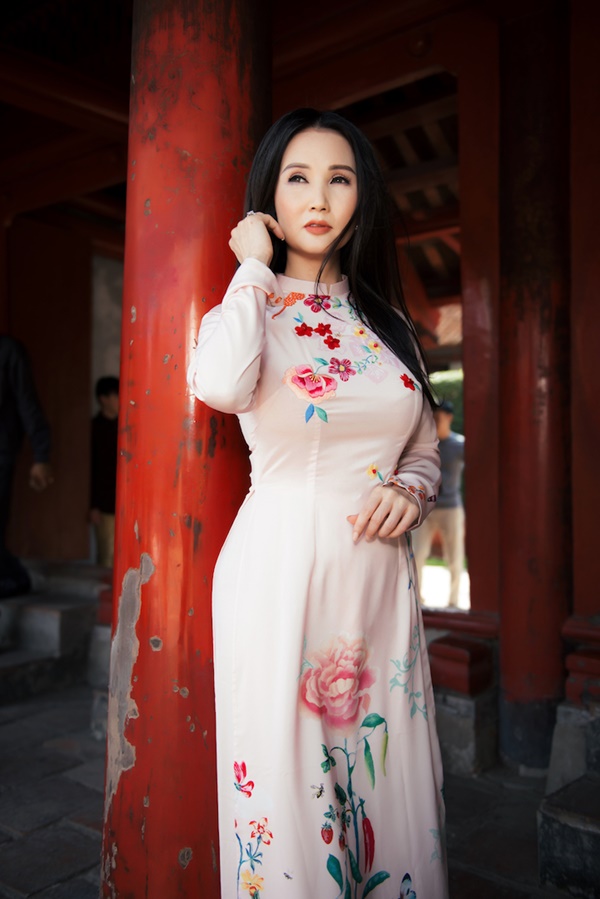 quy-ba-suong-dang-dien-ao-dai-nhe-nhang-khoe-ve-thanh-xuan-ngoi-ngoi-giadinhonline.vn 7