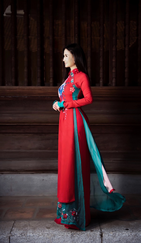quy-ba-suong-dang-dien-ao-dai-nhe-nhang-khoe-ve-thanh-xuan-ngoi-ngoi-giadinhonline.vn 8