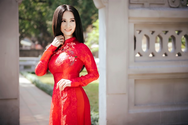 quy-ba-suong-dang-dien-ao-dai-nhe-nhang-khoe-ve-thanh-xuan-ngoi-ngoi-giadinhonline.vn 9