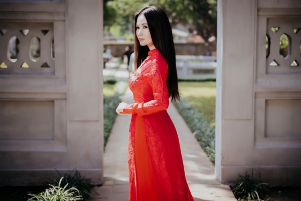 quy-ba-suong-dang-dien-ao-dai-nhe-nhang-khoe-ve-thanh-xuan-ngoi-ngoi-giadinhonline.vn 10