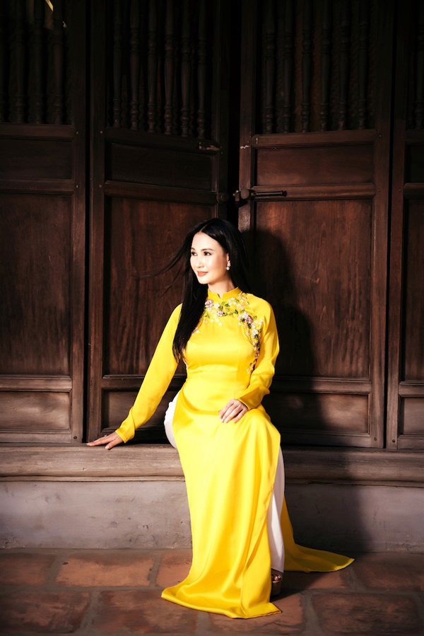 quy-ba-suong-dang-dien-ao-dai-nhe-nhang-khoe-ve-thanh-xuan-ngoi-ngoi-giadinhonline.vn 11