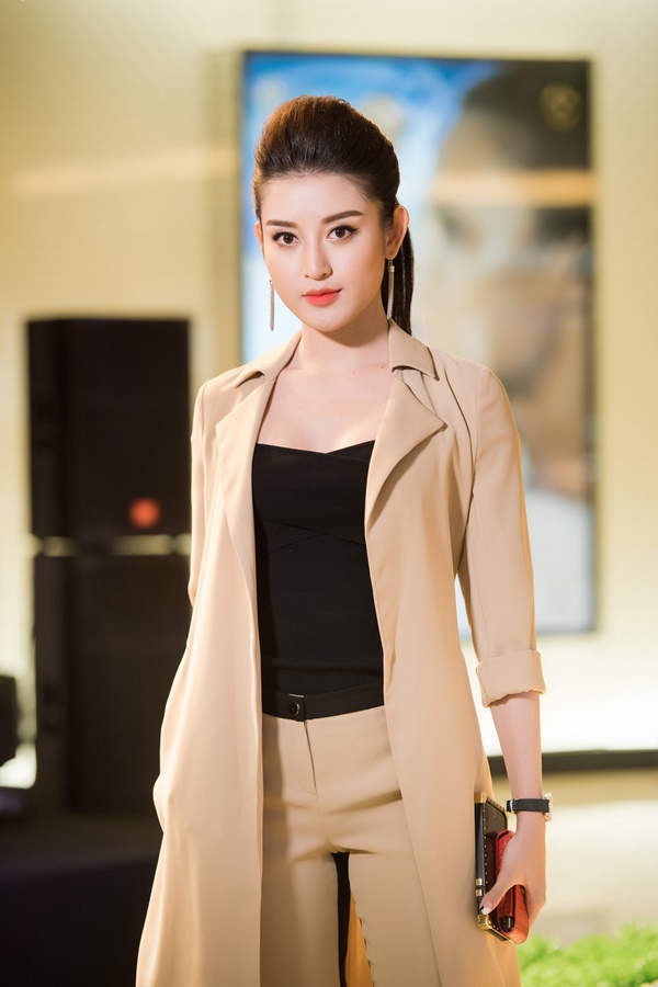 huyen-my-doi-phong-cach-ca-tinh-du-tiec-sau-scandal-giadinhonline.vn 1