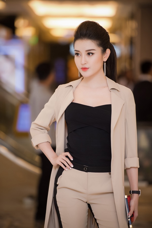 huyen-my-doi-phong-cach-ca-tinh-du-tiec-sau-scandal-giadinhonline.vn 3