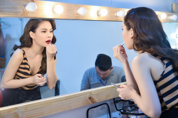 giang-hong-ngoc-dien-vay-ren-xe-sau-sexy-trong-am-nhac-amp-buoc-nhay-giadinhonline.vn 2