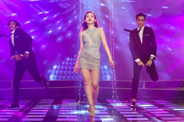 giang-hong-ngoc-dien-vay-ren-xe-sau-sexy-trong-am-nhac-amp-buoc-nhay-giadinhonline.vn 4