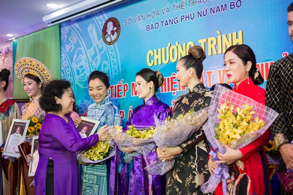 trao-ky-vat-cho-bao-tang-phu-nu-nam-bo--giadinhonline.vn 2