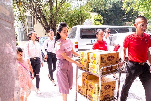 dien-vien-minh-huong-cung-con-gai-di-tu-thien-nhan-dip-16-giadinhonline.vn 3