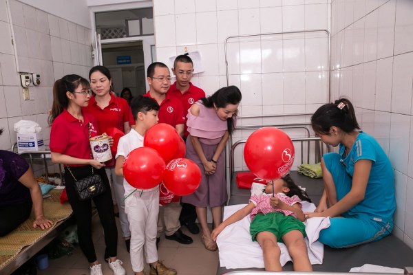 dien-vien-minh-huong-cung-con-gai-di-tu-thien-nhan-dip-16-giadinhonline.vn 5