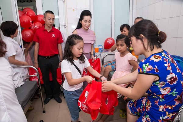 dien-vien-minh-huong-cung-con-gai-di-tu-thien-nhan-dip-16-giadinhonline.vn 7