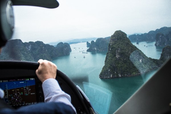 2-dao-dien-phim-kong-va-gozilla-tham-vinh-ha-long-bang-thuy-phi-co-giadinhonline.vn 2