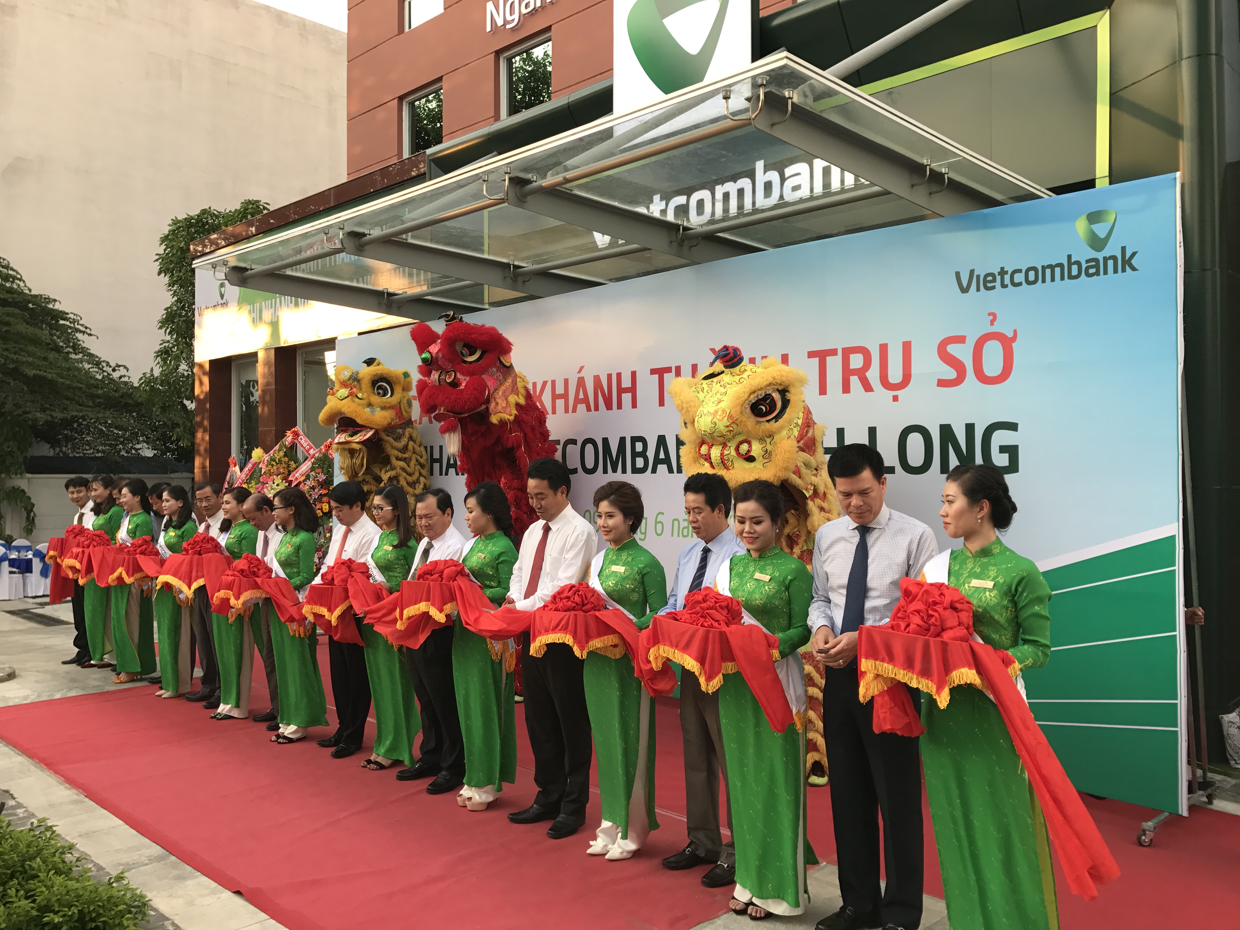 a-hau-lam-thuy-anh-hoa-nu-hoang-ai-cap-ha-ho-nhu-cong-chua-giadinhonline.vn 14