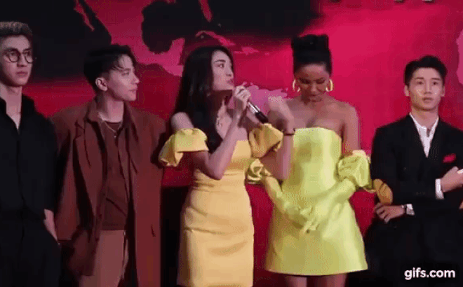 Hoa hậu H'Hen Niê lúng túng khi chiếc váy trực rơi suýt lộ vòng một