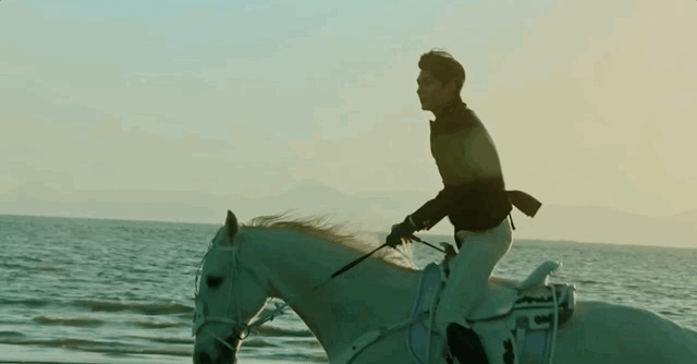 Hậu trường “Quân vương bất diệt”: Lee Min Ho cưỡi ngựa gây náo loạn cả khu phố