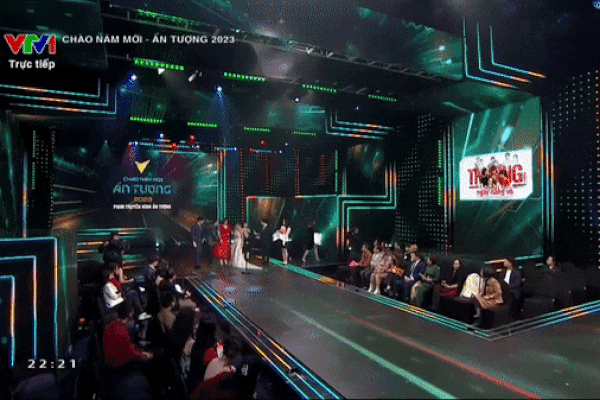 Huyền Lizzie ngã sõng soài trên sân khấu VTV Awards 2022