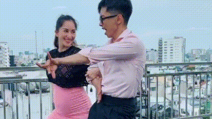 “Thót tim” xem Khánh Thi bế bụng bầu 5 tháng, nhảy điệu nghệ với Phan Hiển