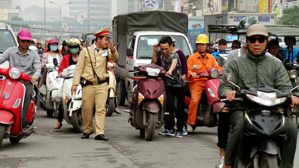 csgt-ha-noi-hoi-tham-cac-thanh-nien-xam-tro-ngo-ngao