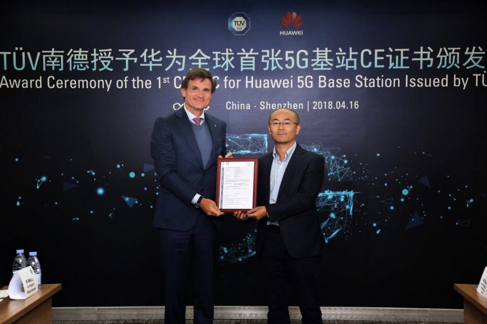 Dirk von Wahl(left), CEO of TÜV SÜD North Asia awarding the certificate to Gan Bin(right), Vice President of Huawei's 5G product line