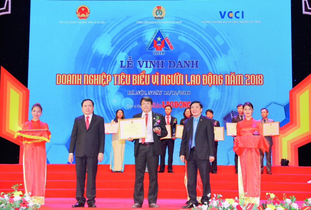 Cong ty Yen sao Khanh Hoa vinh du nhan Giai thuong Doanh nghiep tieu bieu vi Nguoi lao dong