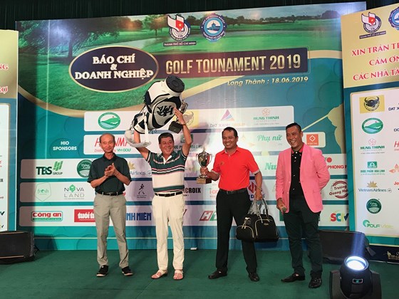 Trao phần thưởng cho các golf thủ đoạt giải