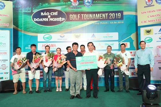 Lãnh đạo sân golf Long Thành trao 100 triệu đồng cho Hội Nhà báo TPHCM