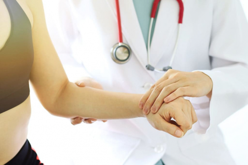Chấn thương cổ tay không nên chủ quan, phải đi khám bác sĩ kịp thời.
