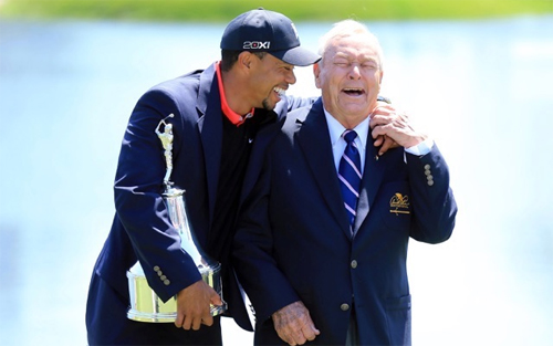 Huyền thoại golf Arnold Palmer (phải) và golfer Tiger Woods (trái)