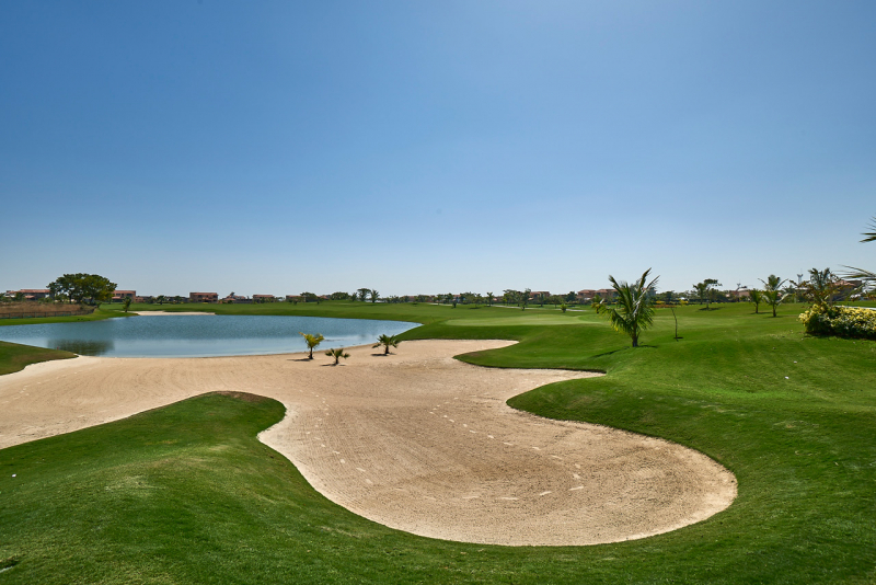 Bố trí của sân Kalhaar Blues & Greens đem lại thách thức độc đáo cho golfer bởi bẫy cát biển,14 vũng nước rải rác quanh 35 đồng cỏ,...