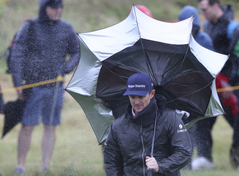 Justin Rose cùng nhiều golfer khác không thể hoàn thành vòng tập cuối vì mưa lớn.