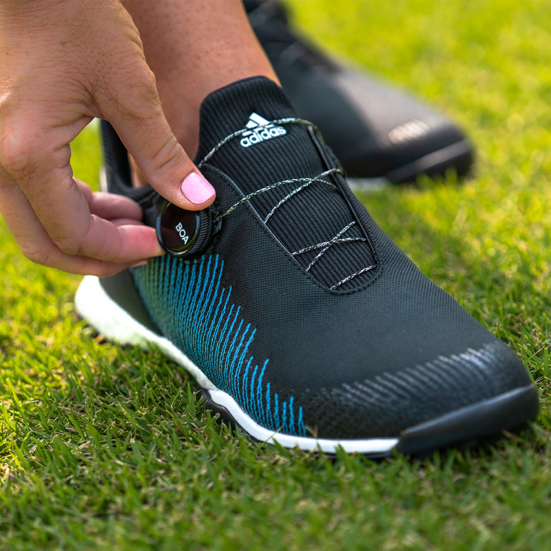 Những đôi giày golf Adidas có chất liệu đệm lót siêu bền, mềm và nhẹ tạo sự thích thú cho mỗi bước đi