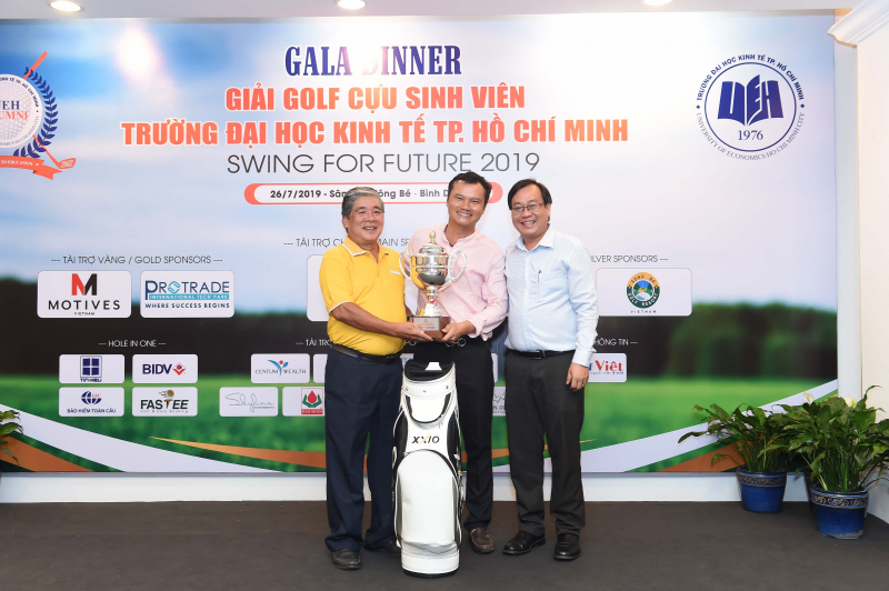 Golfer Nguyễn Tuấn Anh (giữa) đoạt giải Best Gross
