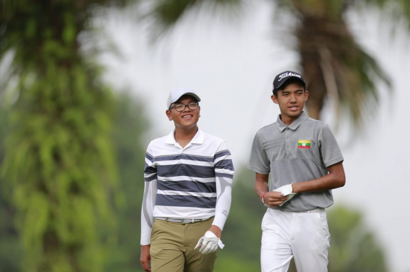 Golfer Nguyễn Bảo Long (trái) thi đấu với phong độ tốt nhất từ đầu giải đến nay