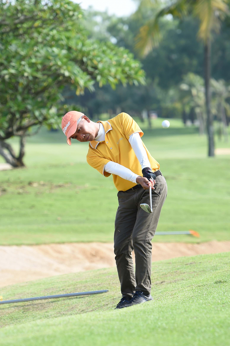 Các golfer thi đấu hết mình