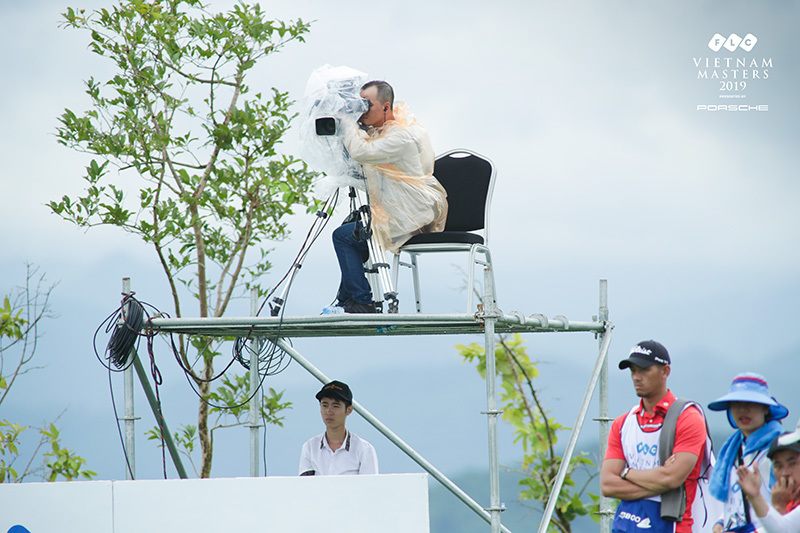 Ở ngày thi đấu thứ 2, Quảng Ninh có mưa và gió đã ảnh hưởng tới phong độ của các golfer