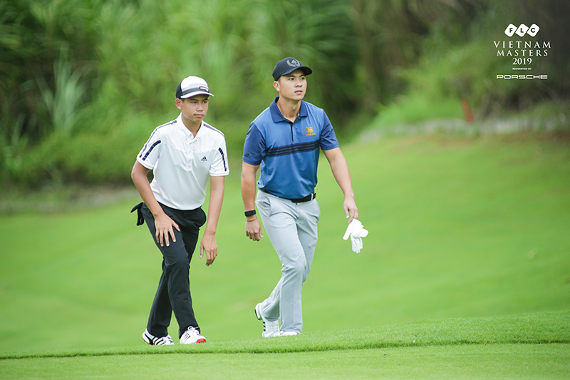Golfer Đặng Quang Anh (trái) và đàn anh Trần Lê Duy Nhất (phải)