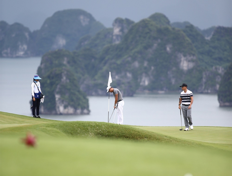 Golfer chuyên nghiệp số một Việt Nam Duy Nhất thắng Park Sang Ho ở hố đấu phụ tại sân FLC Golf Club Ha Long vào năm 2019
