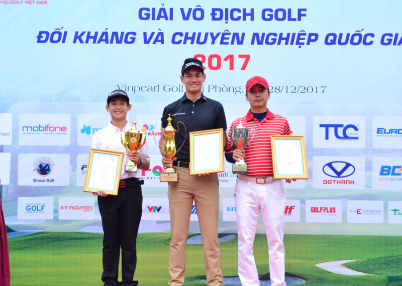 Quang Anh (trái) hạng 3 VMC 2017 ở lần đầu tiên tham dự