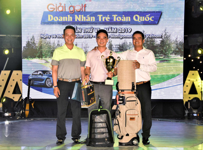 Doanh nhân Đặng Hồng Anh - Chủ tịch hội Doanh nhân trẻ Việt Nam (bìa trái) trao giải Best Gross cho Golfer Trần Bình Quang Huy.