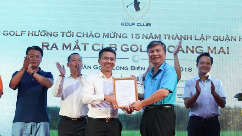 Ông Nguyễn Trọng Thừa, Thứ trưởng Bộ Nội vụ trao quyết định thành lập CLB Golf Hoàng Mai cho BCH lâm thời của CLB