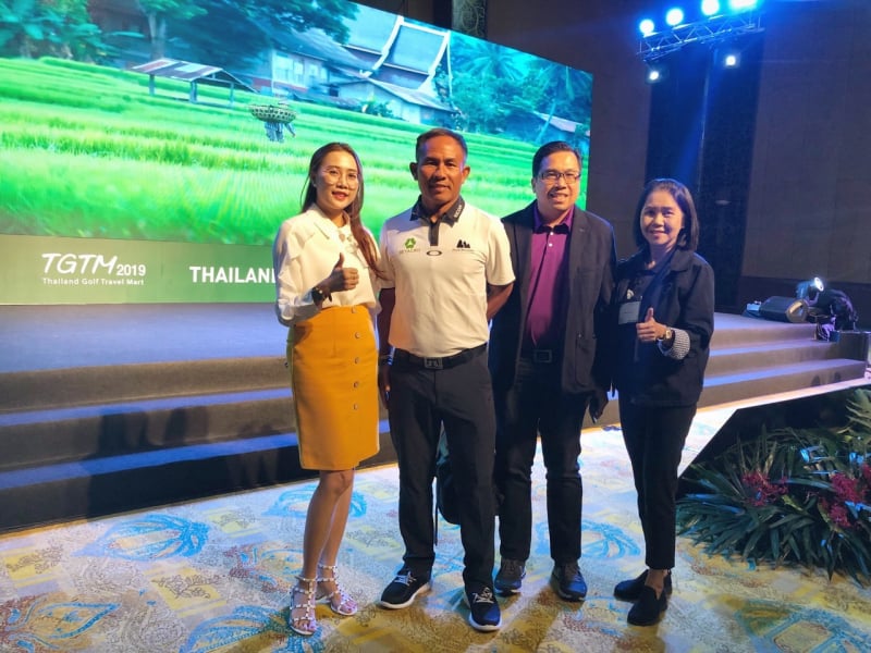 Giám Đốc công ty Golf Tour Event Co., Ltd Việt Nam (trái) cùng Mr. Thongchai Jaidee (thứ 2 từ trái sang) & Đại diện của Tổng Cục Du Lịch Thái Lan tại Việt Nam – Ms. Napasorn Kakai (ngoài cùng bên phải).