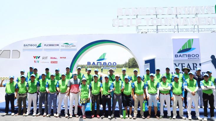 Các golfer chụp hình lưu niệm trước khi bước vào buổi thi đấu chính thức