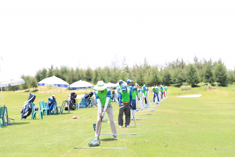 Cũng như buổi sáng, nhiều golfer đã có mặt rất sớm tại phần sân tập để khởi động và làm quen mặt sân