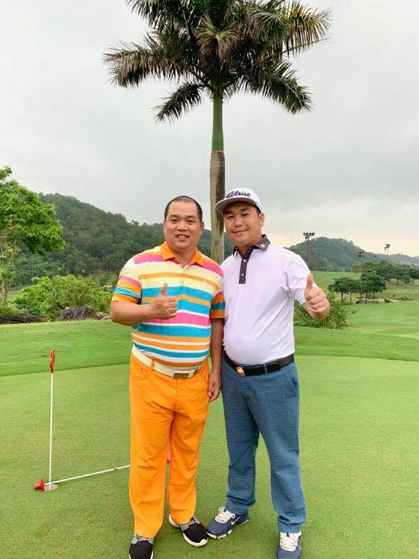Golfer sinh năm 1988 đến từ Hà Nội (bên phải) có niềm đam mê và yêu thích với bộ môn golf. Anh thường xuyên tham gia luyện tập và thi đấu tại các giải golf trong nước.