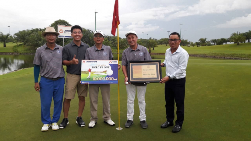 Golfer Trần Hữu Lễ (thứ hai từ phải sang) là người đạt điểm hole in one tại hố 4 sân B giải golf Luật Việt An lần thứ I 2019 trên sân golf Tân Sơn Nhất