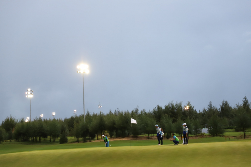 Cơn mưa nặng hạt cuối giờ thi đấu buổi chiều tạo nên nhiều thách thức với các golfer