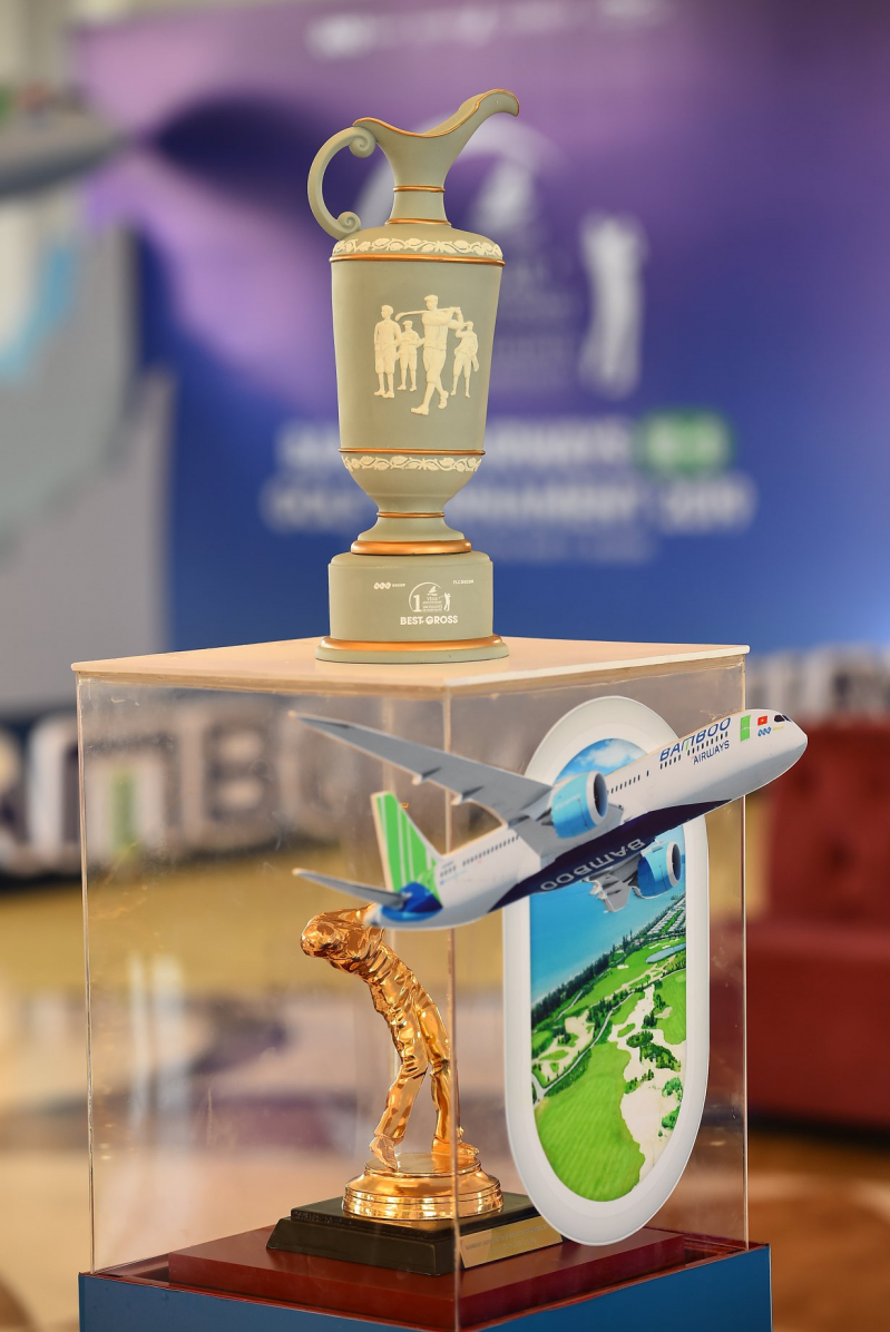 Cup và tượng người chơi Golf mạ vàng 24K được trao cho golfer Lê Công Dũng