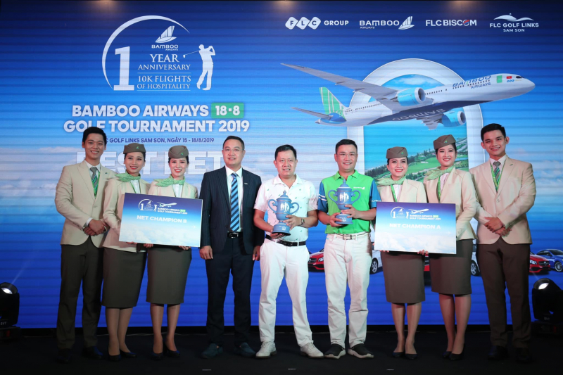 Đại diện ban tổ chức trao giải vô địch các bảng cho các Golfer