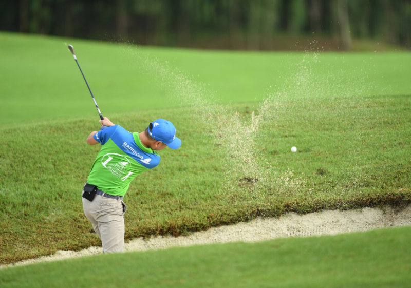 Golfer thực hiện Bunker shot tại giải Bamboo Airways 18/8 Golf Tournament 2019