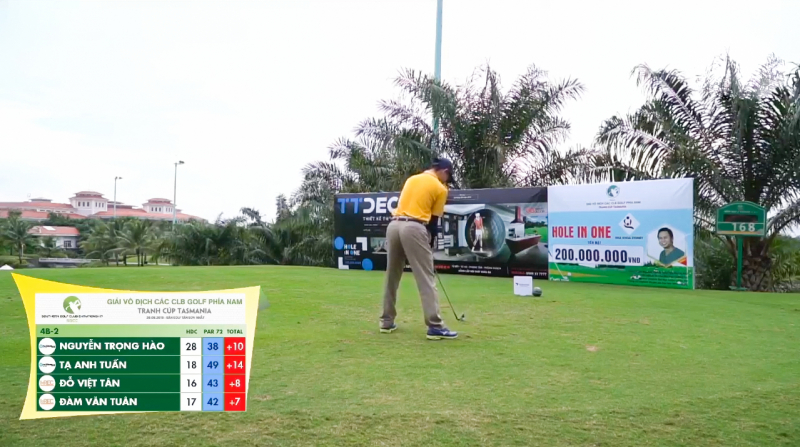 Các golfer đang tích cực tranh tài tại sân golf Tân Sơn Nhất