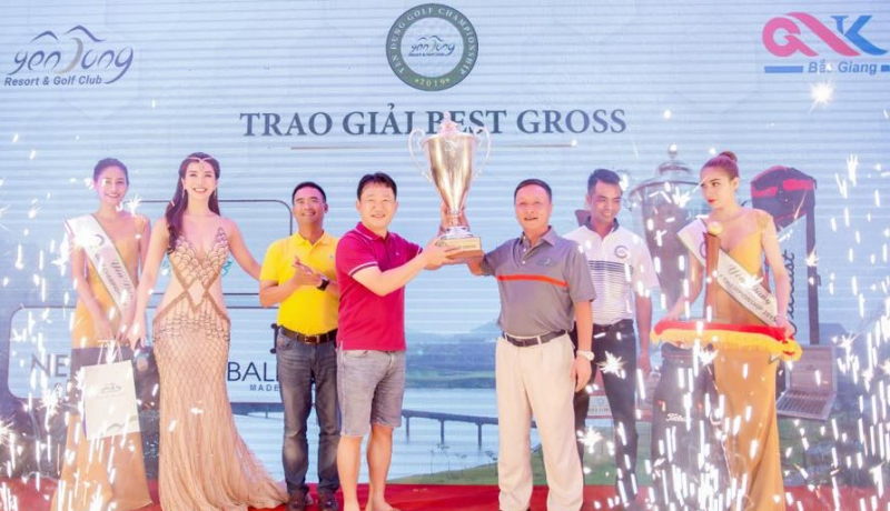 Chiếc cup vô địch đã được trao cho golfer người Hàn Quốc – Kong Jae Yeon