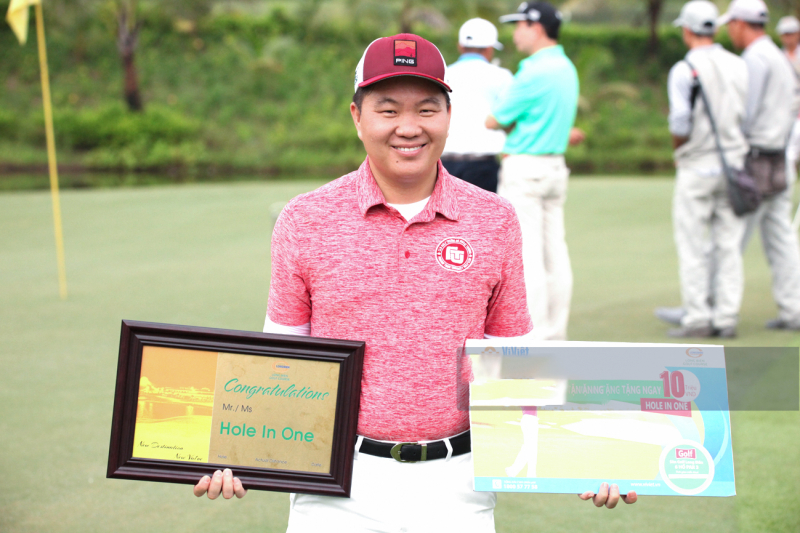 Golfer Phạm Văn Tuấn nhận chứng nhận ghi điểm HIO tại hố 5B của sân golf Long Biên. Ảnh; Golfnews